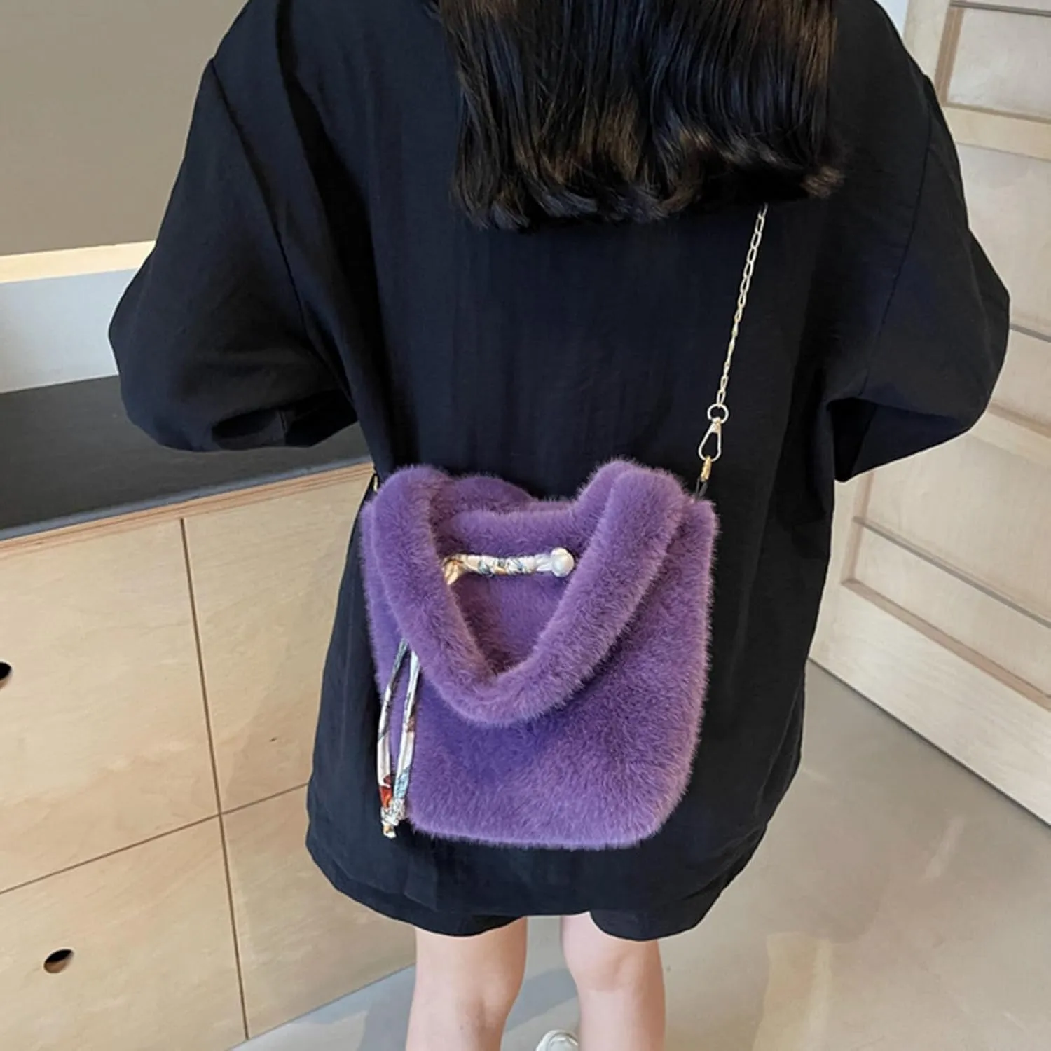 Autumn Winter Plush Bucket Bag Soft Furry Shoulder Crossbody Purse Casual Handbag for Fashionable Women