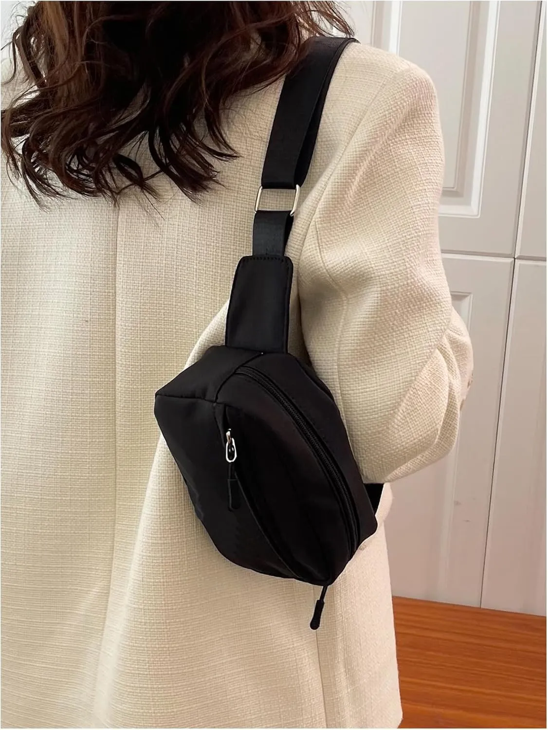 OYOANGLE Women's Mini Fanny Pack Lightweight Chest Bags Fashionable Waist Packs for Travel Hiking Black One-Size