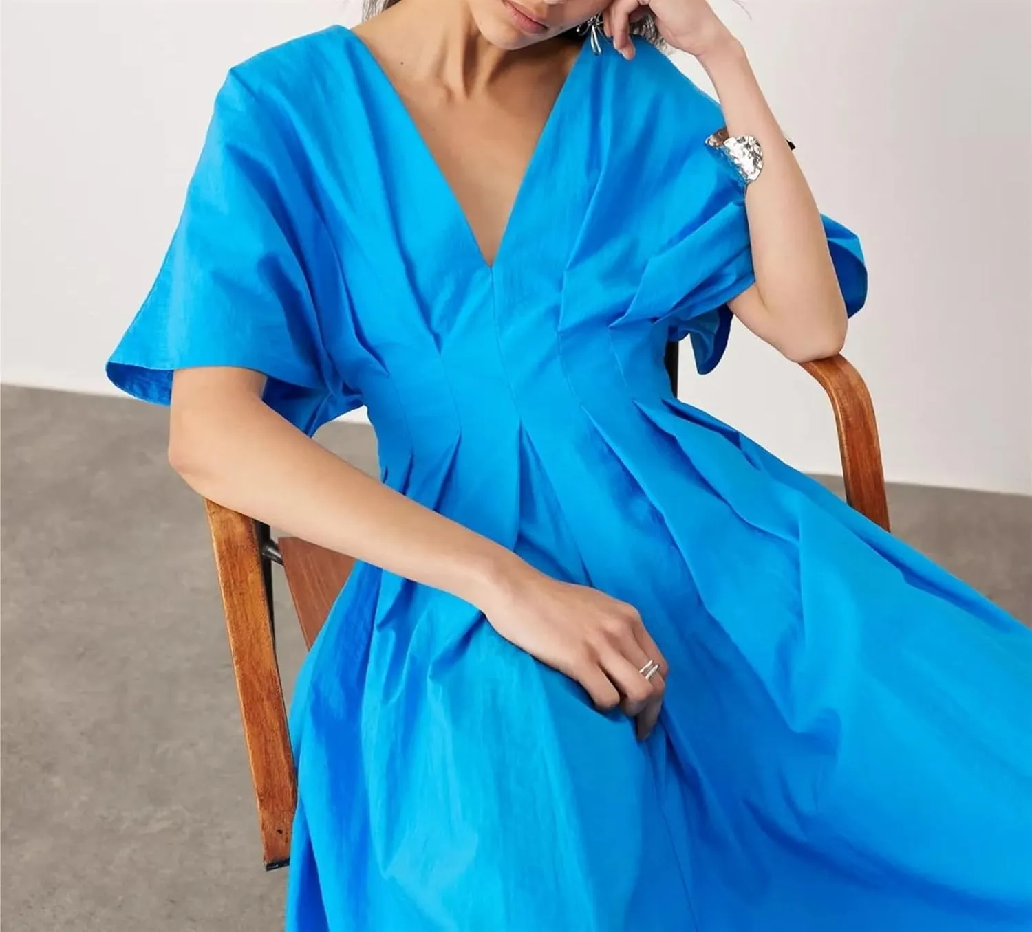 Women's Casual Dresses, Blue V-neck Pleated Long Skirts, Loose Elegant and Fashionable Waist Swing Resort Dresses