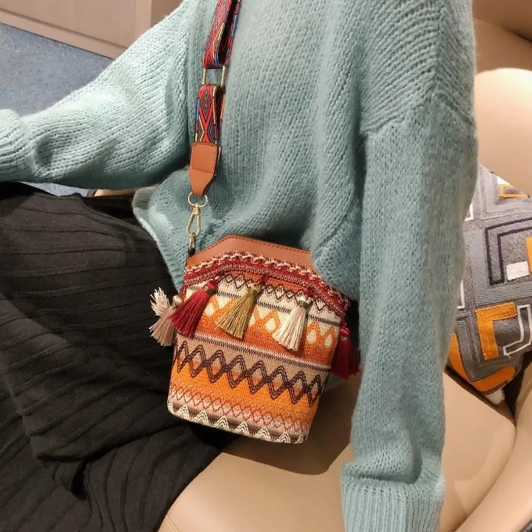 Women's Fashionable Woven Single-Shoulder Bucket Bag with Tassels, Water Ripple Design, Adjustable Wide Strap